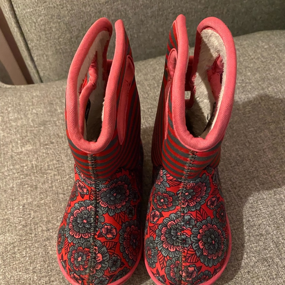 Toddler size 7 Bogs
